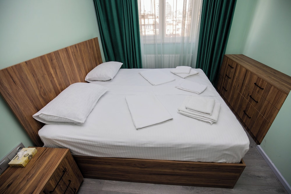 APARTMENT, QUEEN BED, SOFA