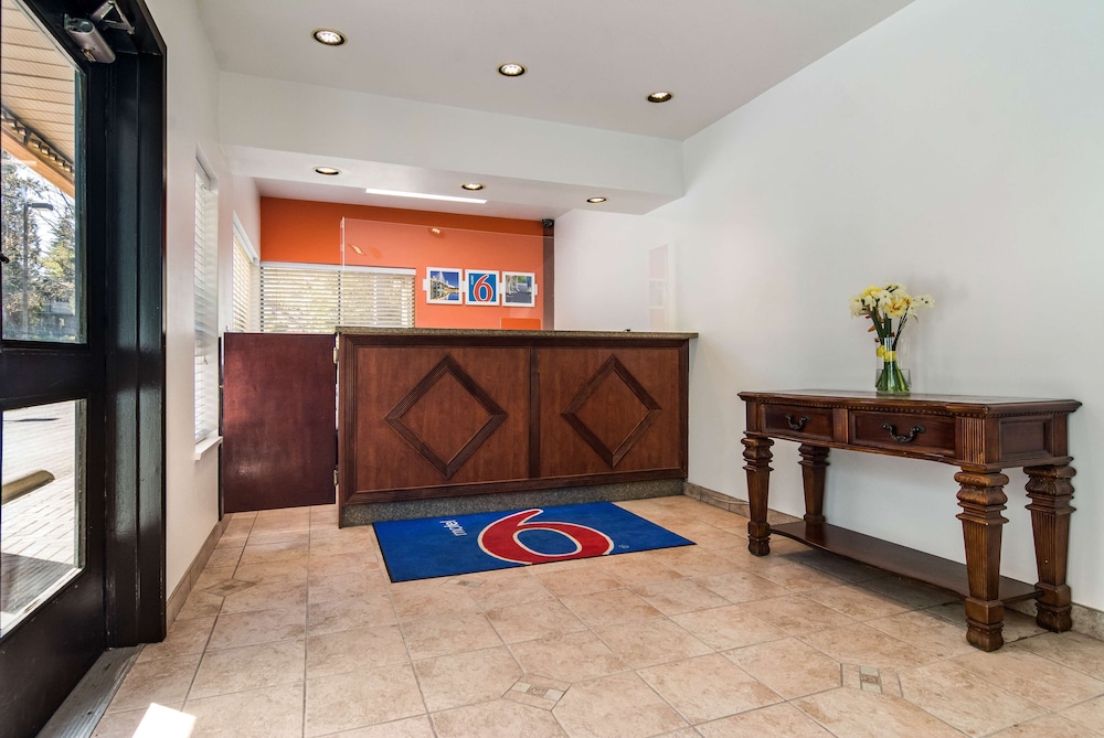 Motel6 Surrey BC 7/37