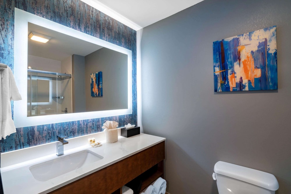 La Quinta Inn & Suites by Wyndham Louisville East 37/45