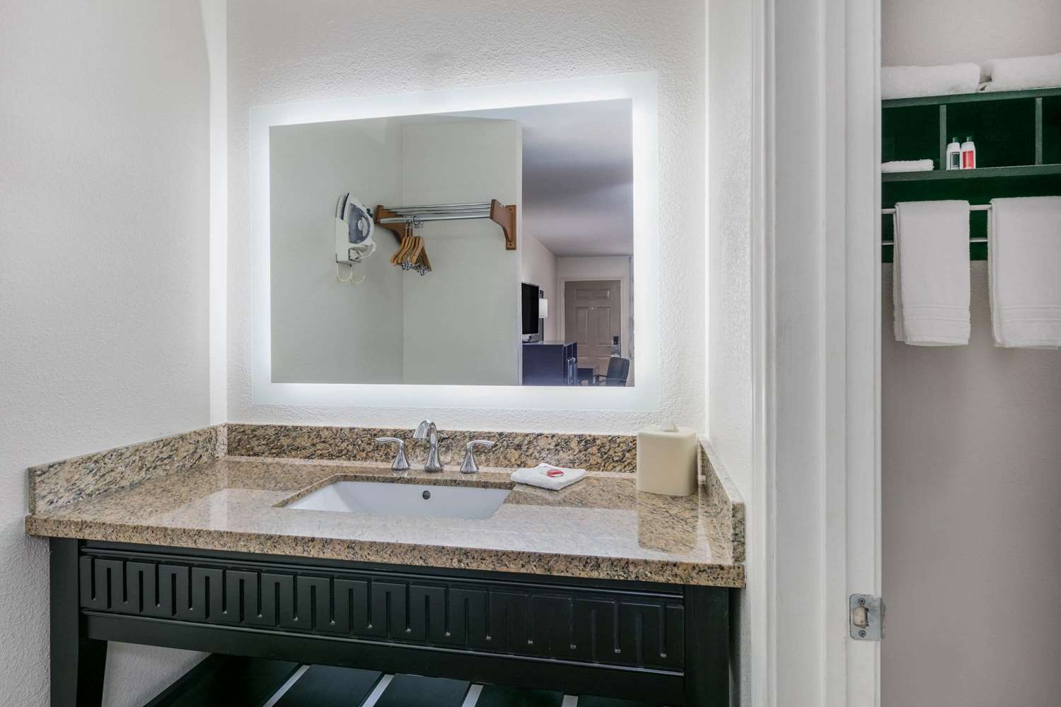 Days Inn By Wyndham Granbury 47/49