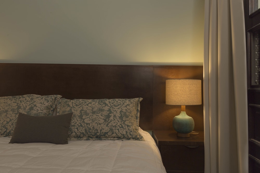 Decanter Hotel 35/47