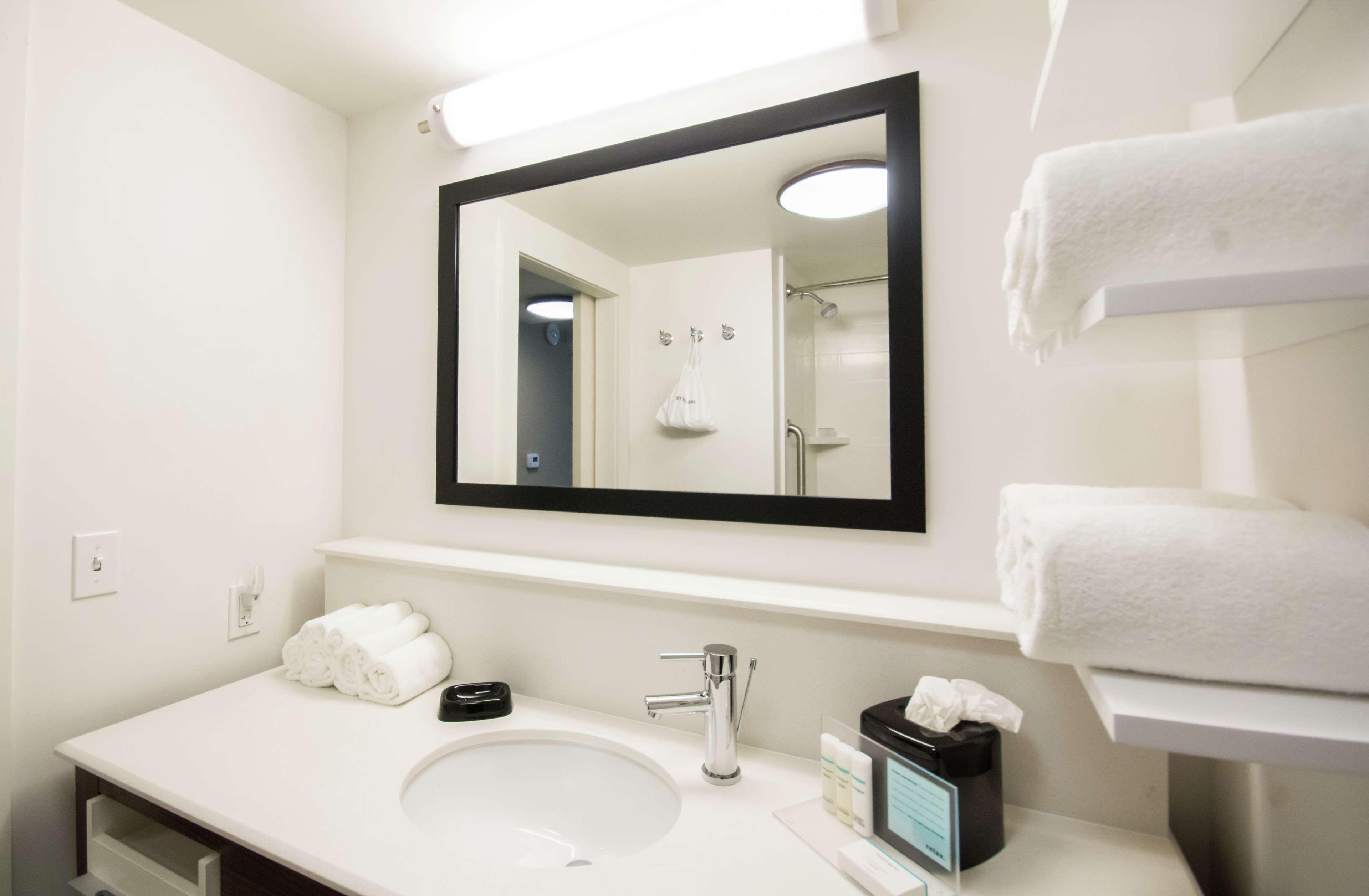 STUDIO, SUITE, KING BED