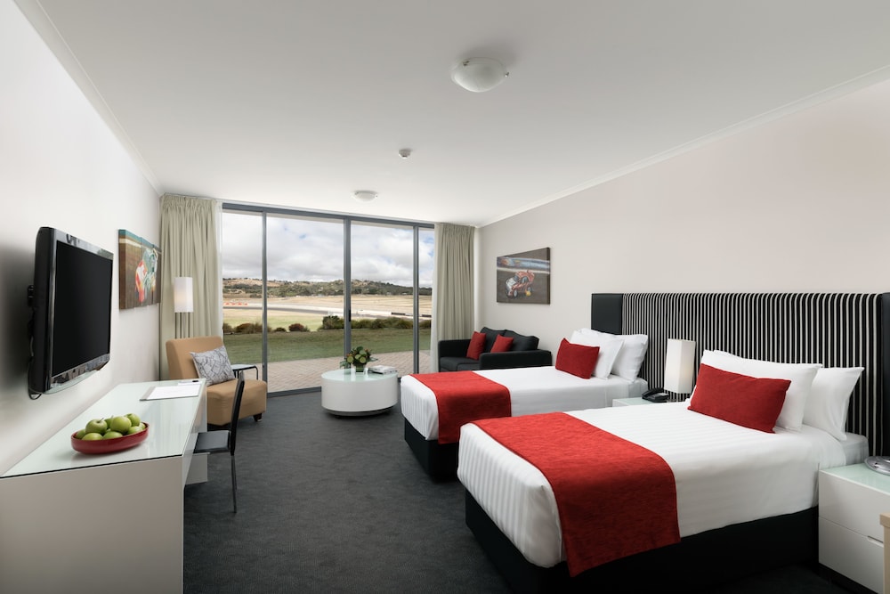 Rydges Mount Panorama Bathurst 18/66