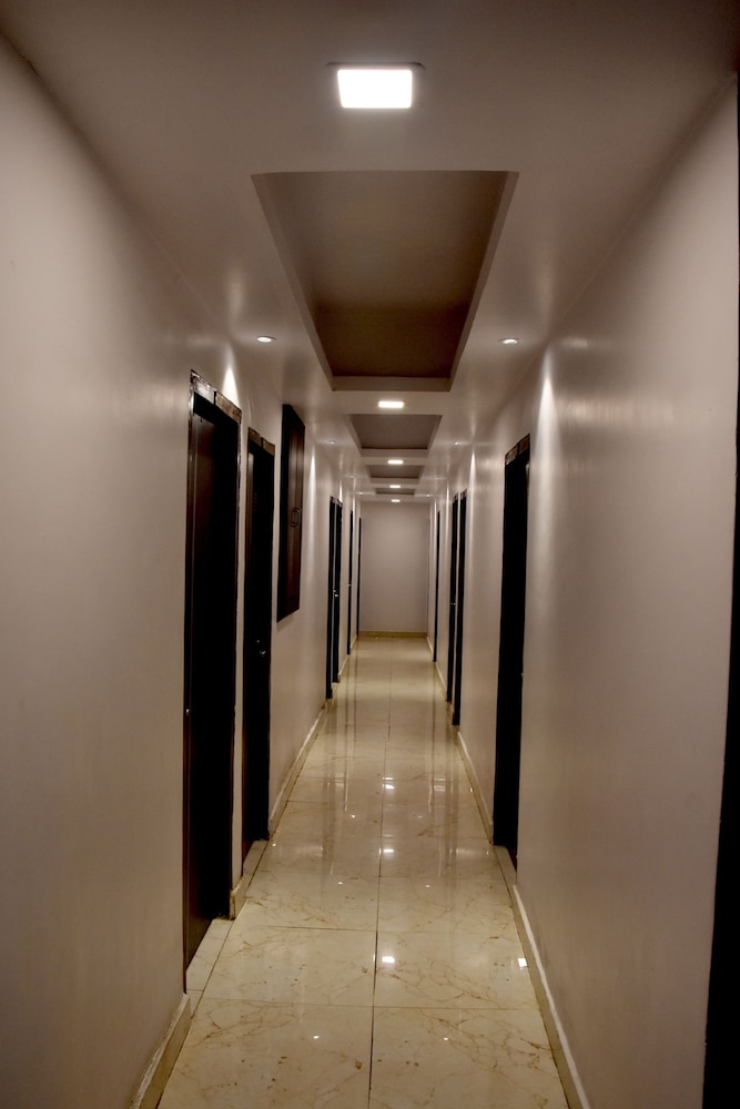 Oyo 9193 Hotel Maple 16/20