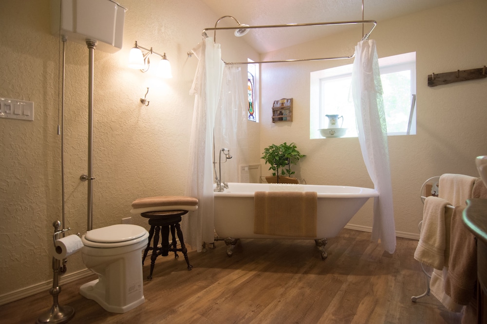 Red Horse Vineyard Bed & Breakfast 33/66