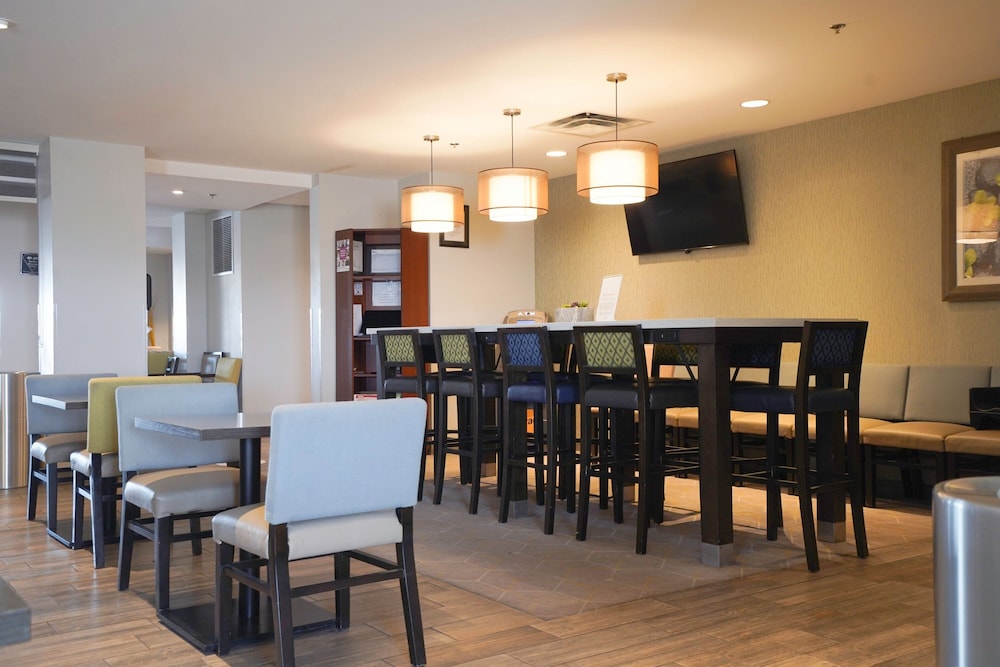 Fairfield Inn & Suites by Marriott Airdrie 43/54
