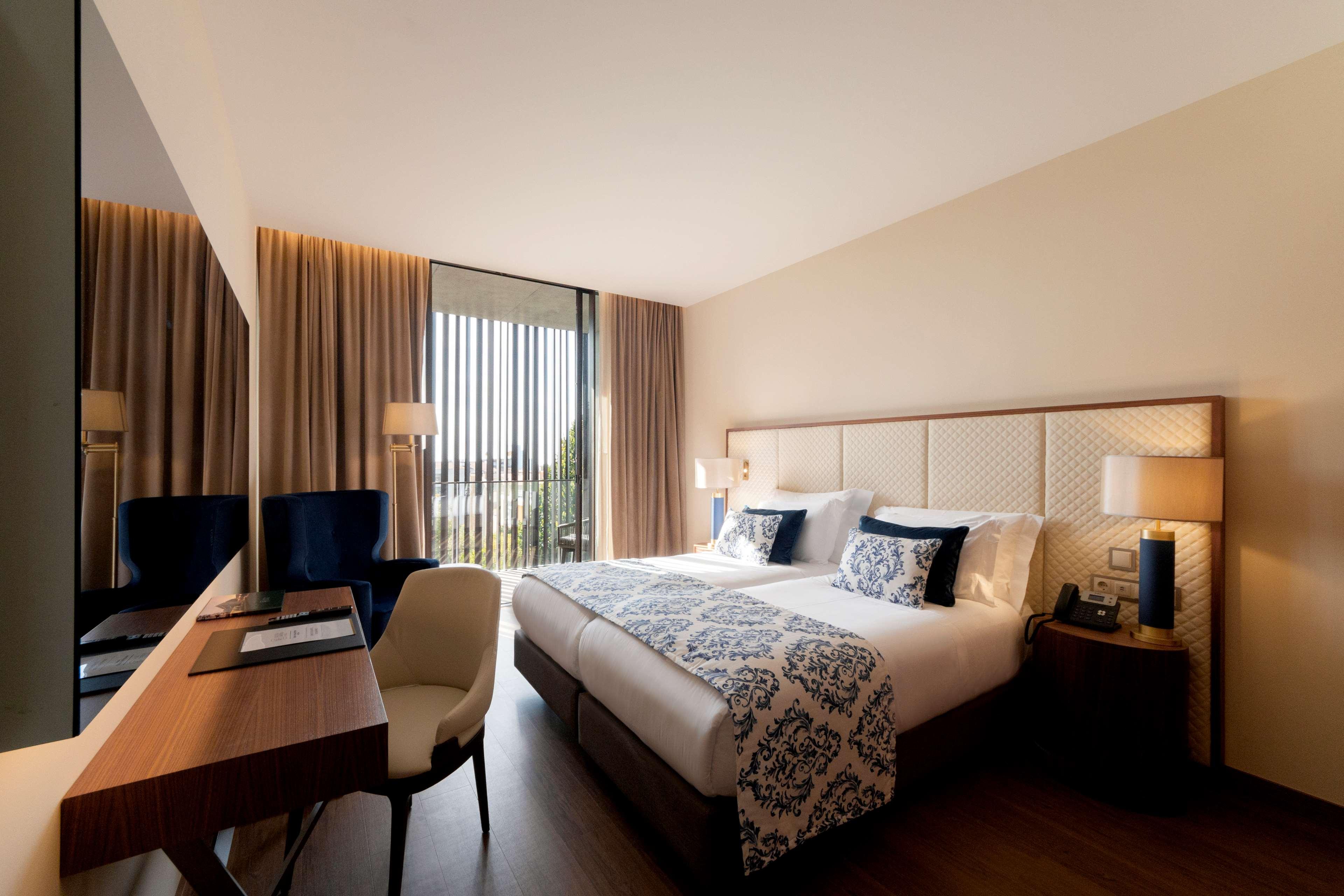 Deluxe, Twin Beds, French Balcony، Boeira Garden Hotel Porto Gaia, Curio Collection by Hilton 4/6