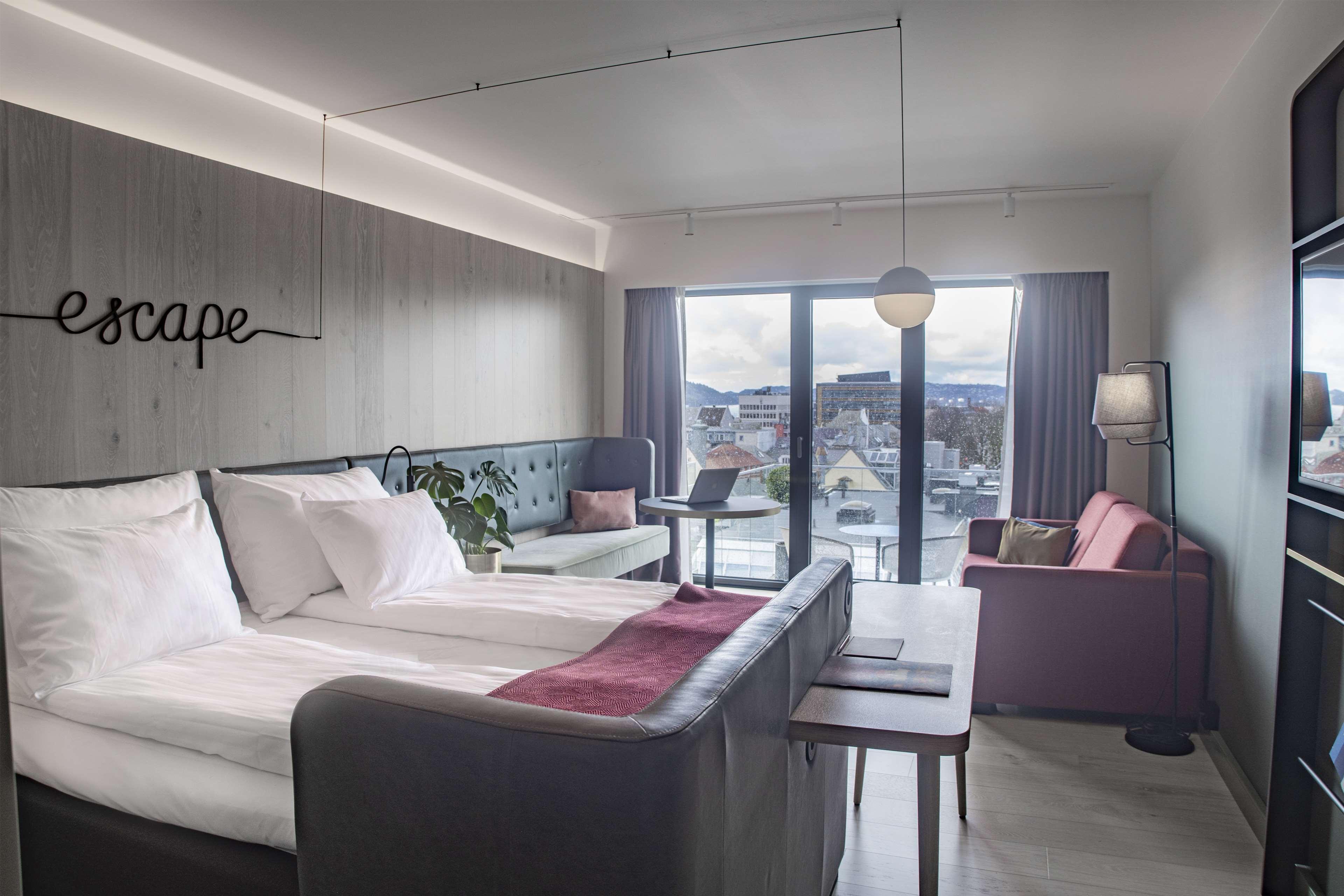Room, Single, Queen Bed, Balcony