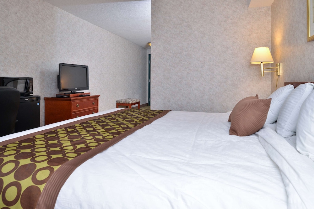 Lexington Inn & Suites Windsor 20/51