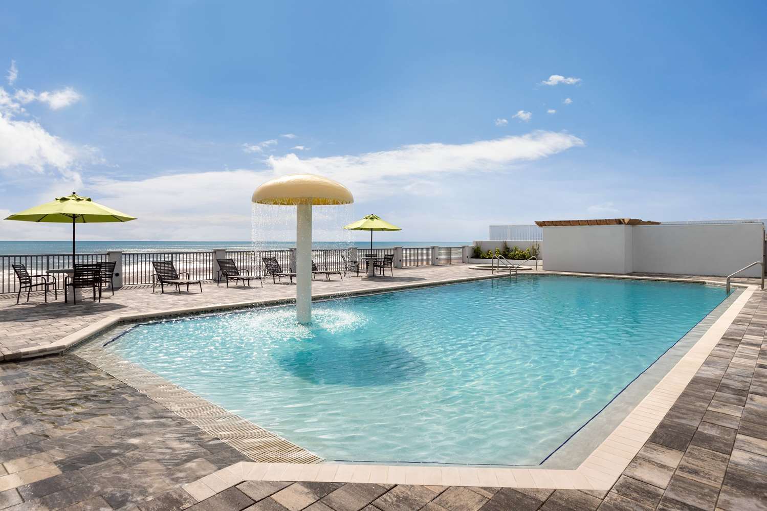 La Quinta Inn & Suites by Wyndham Oceanfront Daytona Beach 20/23