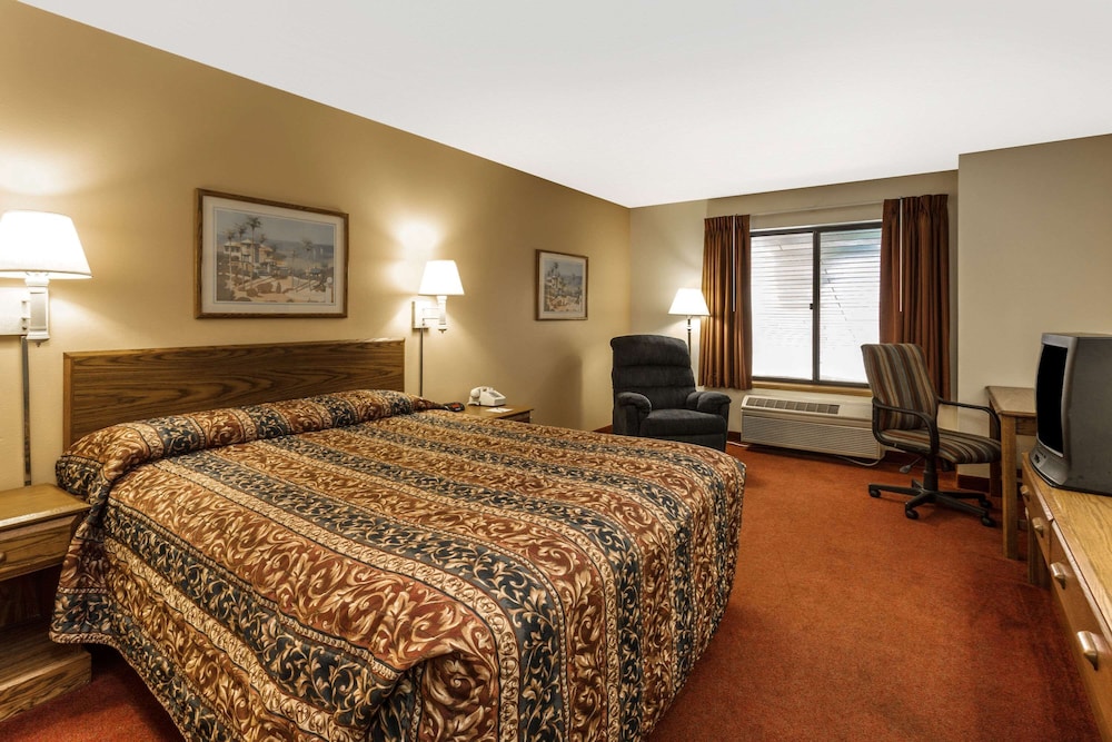 Super 8 by Wyndham Watertown WI 18/49