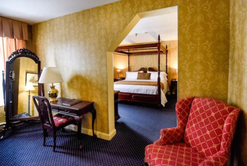 The Inn at Saratoga 33/53