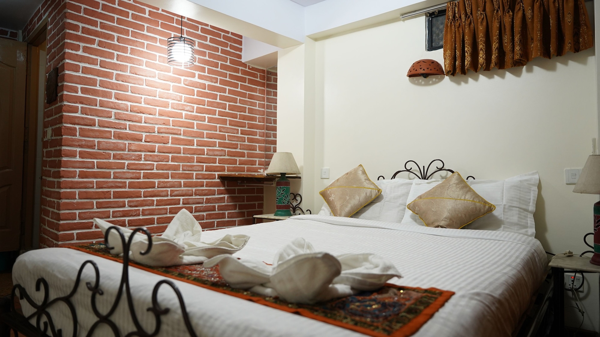 DELUXE, DOUBLE BED