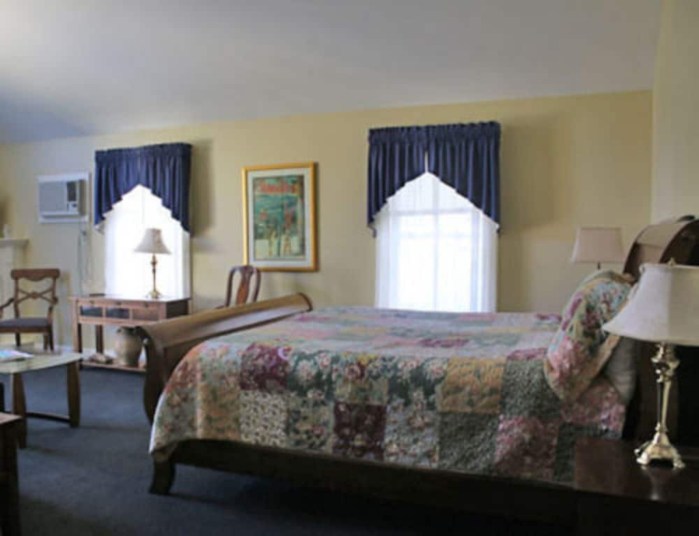 Kearsarge Inn 25/48