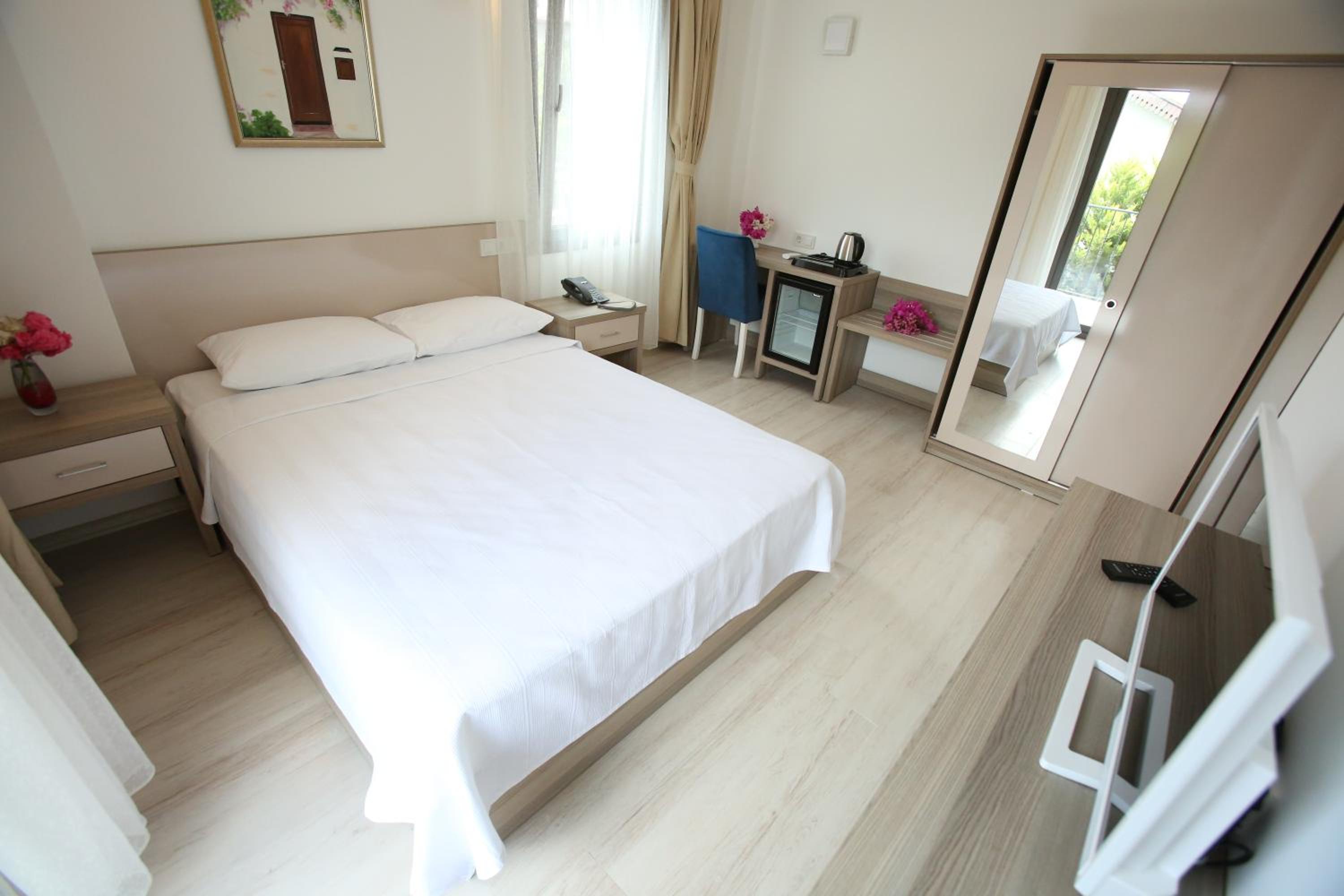 Room, Double Bed, Garden and Pool View، Aria Doria Otel 5/8