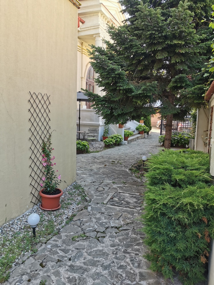 PRINCE RESIDENCE(FORMERLY VESUVIO PRICE RESIDENCE APARTHOTEL) 66/75