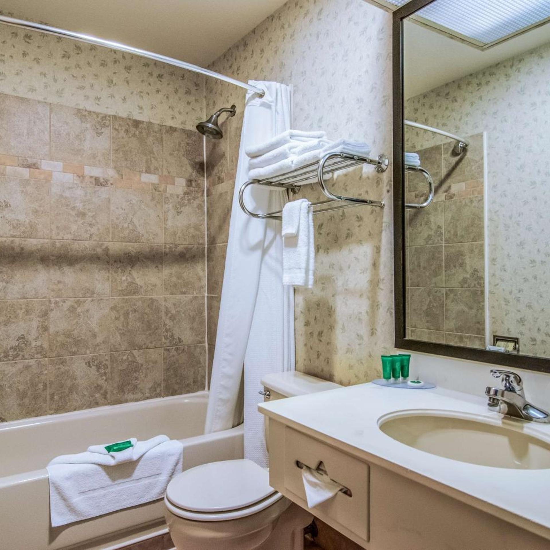 Room, 2 Queen Beds, Guesthouse Poulsbo 5/6