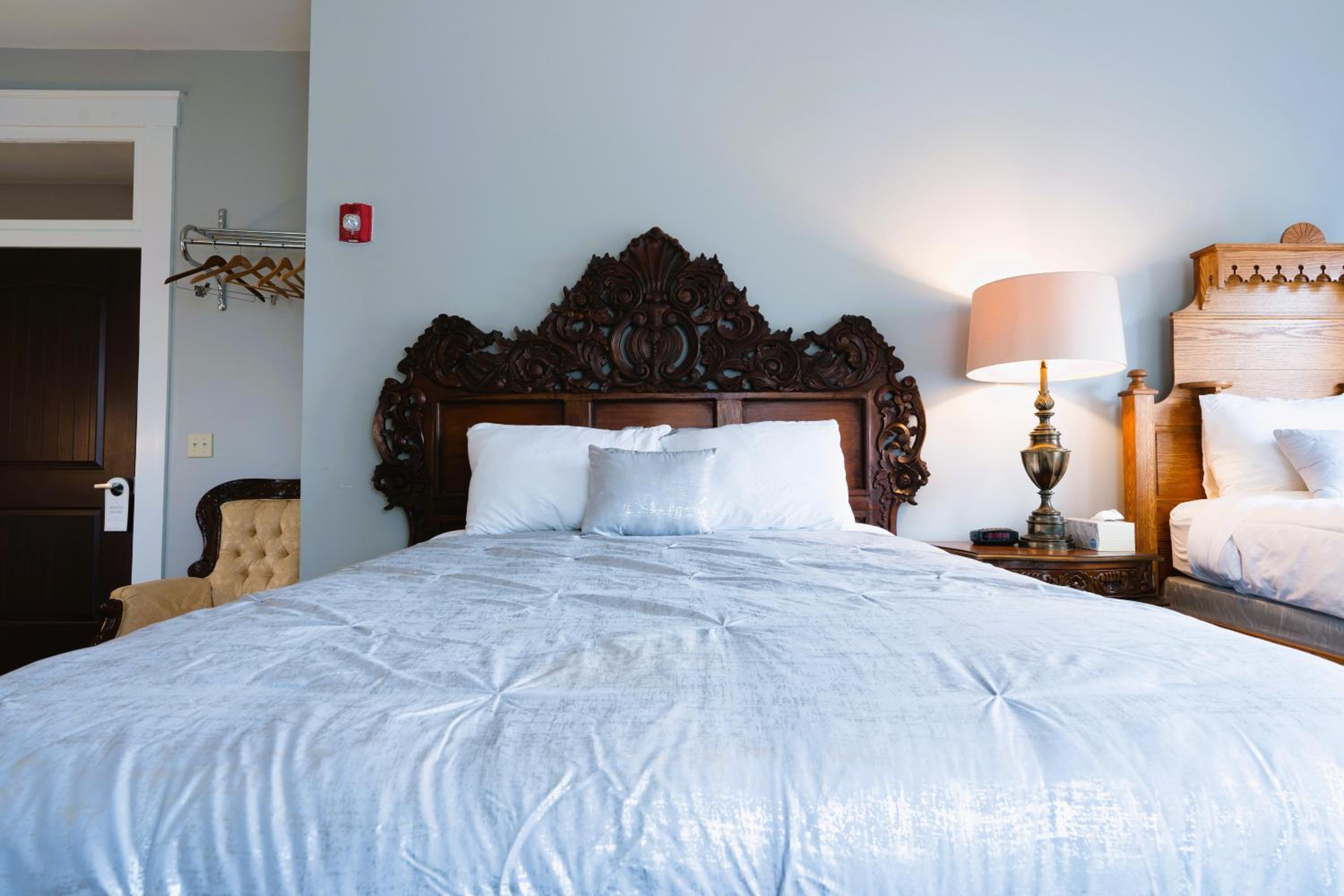 Rustic, Deluxe, 2 Queen Beds، Oak Tree Hotel 6/10