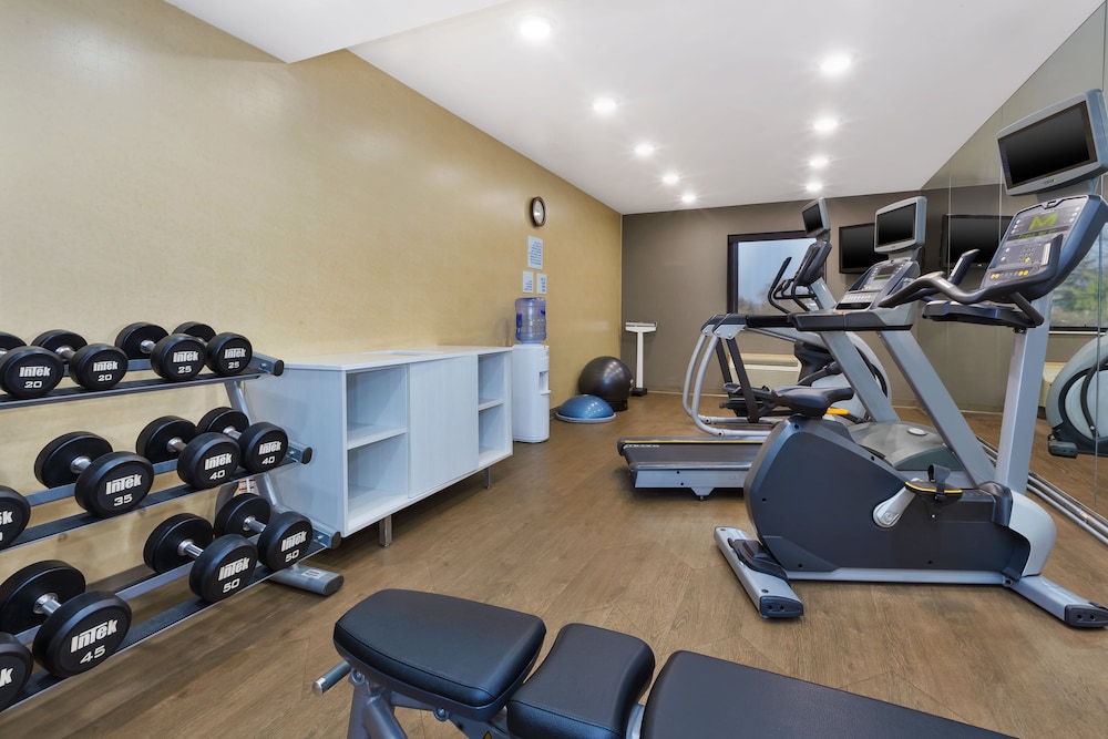 Holiday Inn Express Detroit-Warren (Gm Tech Ctr), an IHG Hotel 30/56