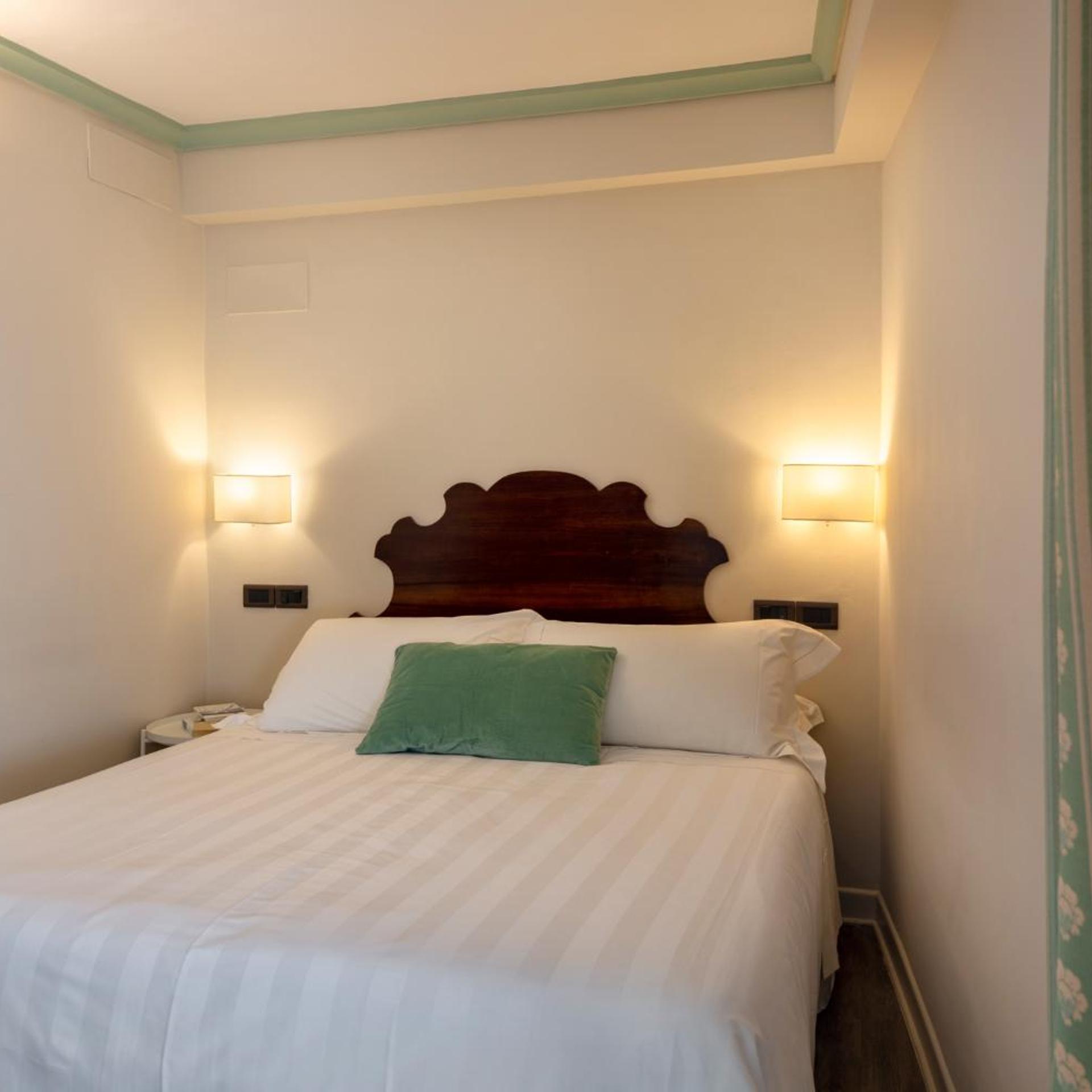 Room, Double Bed, Small