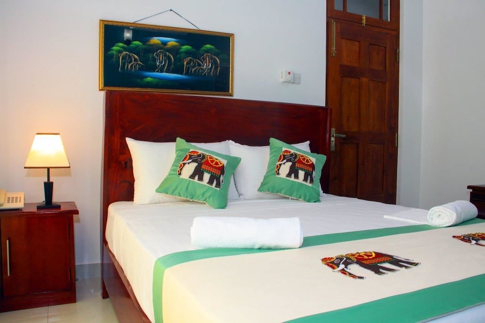 DELUXE, QUEEN BED, HILL VIEW