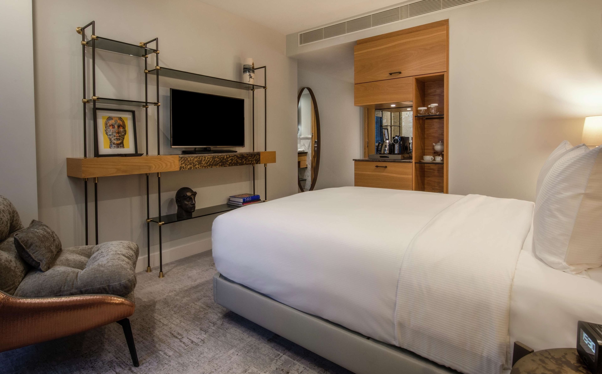 Room at Lincoln Plaza London Curio Collection By Hilton, LONDON