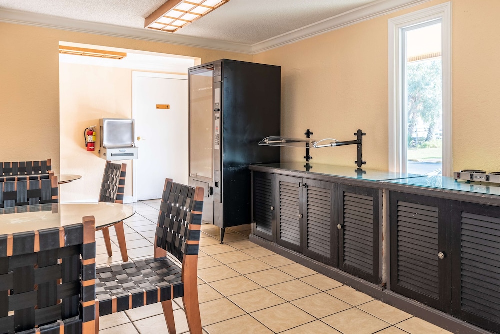 Super 8 by Wyndham Kissimmee/Orlando 33/50