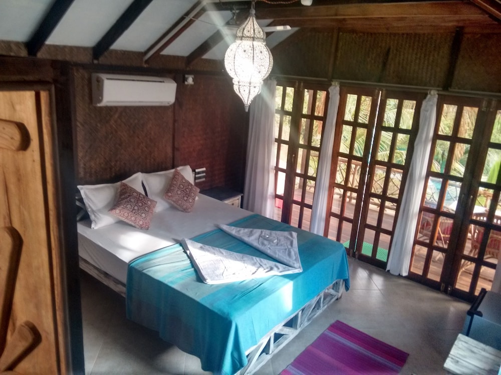 COMFORT, CABIN, QUEEN BED, GARDEN VIEW