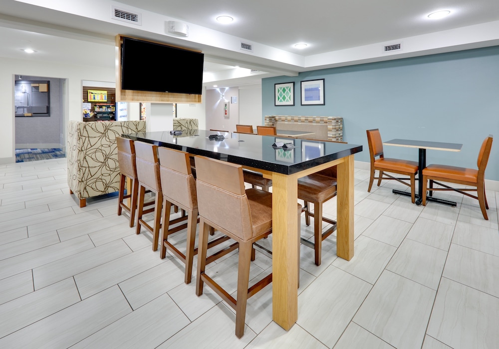 Holiday Inn Express Hotel Suites Scottsbluff Gering 50/57