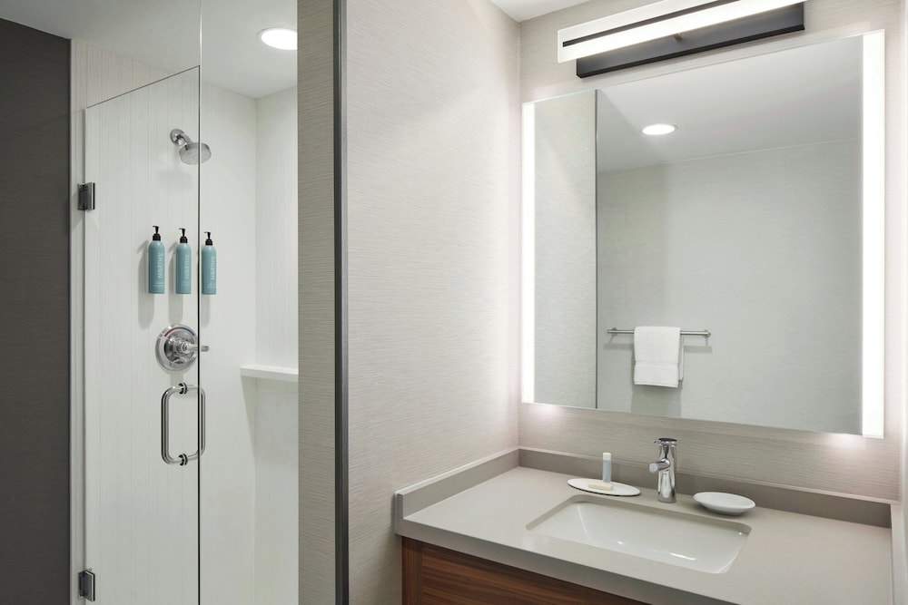 غرفة بسرير كينج لذوي الإعاقة، Courtyard by Marriott Hamilton 2/7