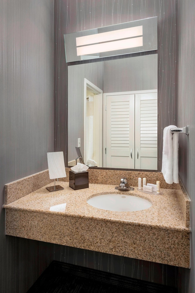 Courtyard By Marriott Newark Liberty International Airport 8/37