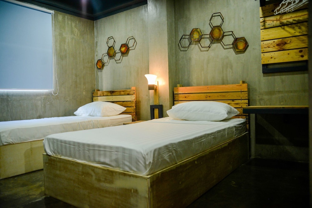 Bhive Hotel 16/42