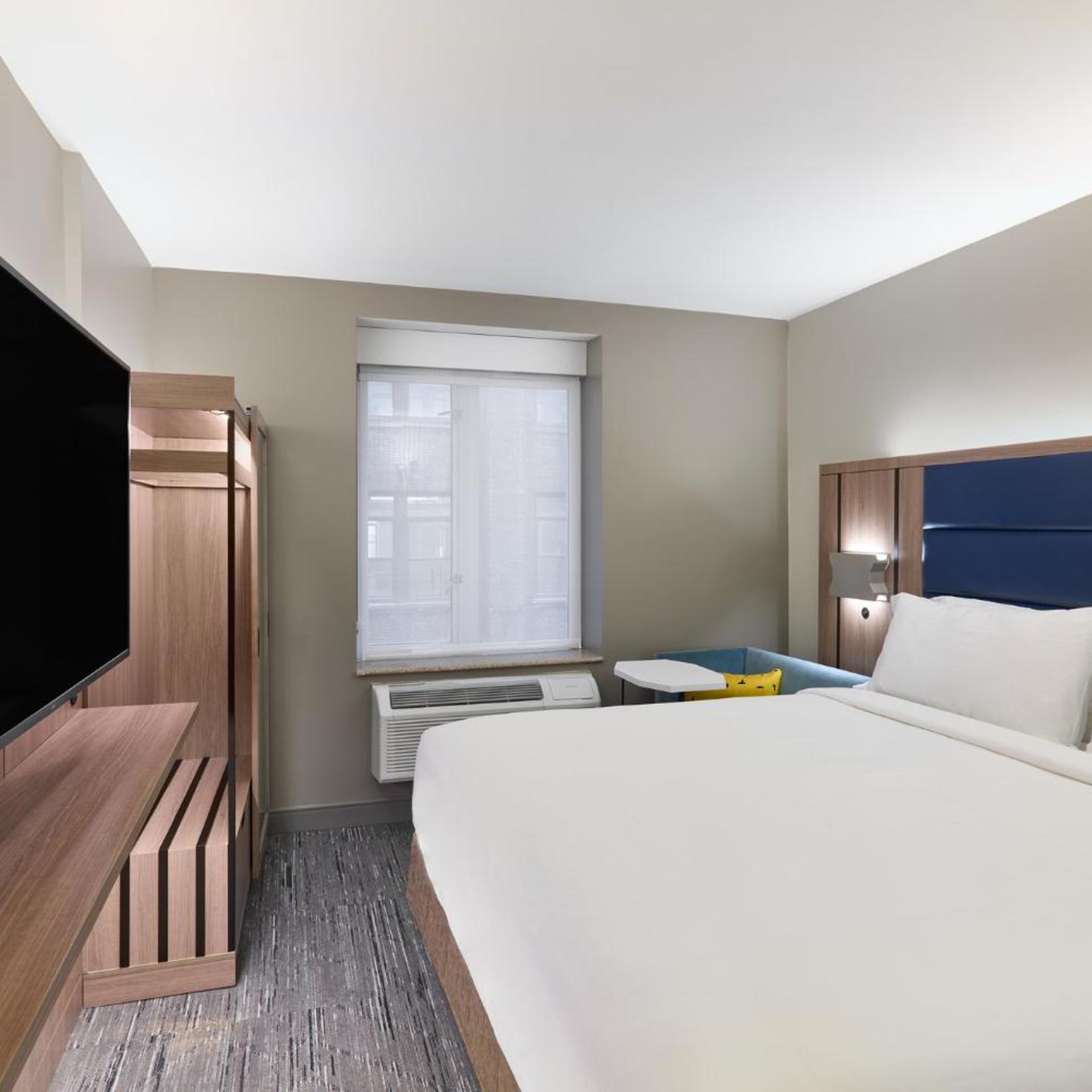 Room, King Bed, Hot Tub, Holiday Inn Express - New York City Chelsea 2/10