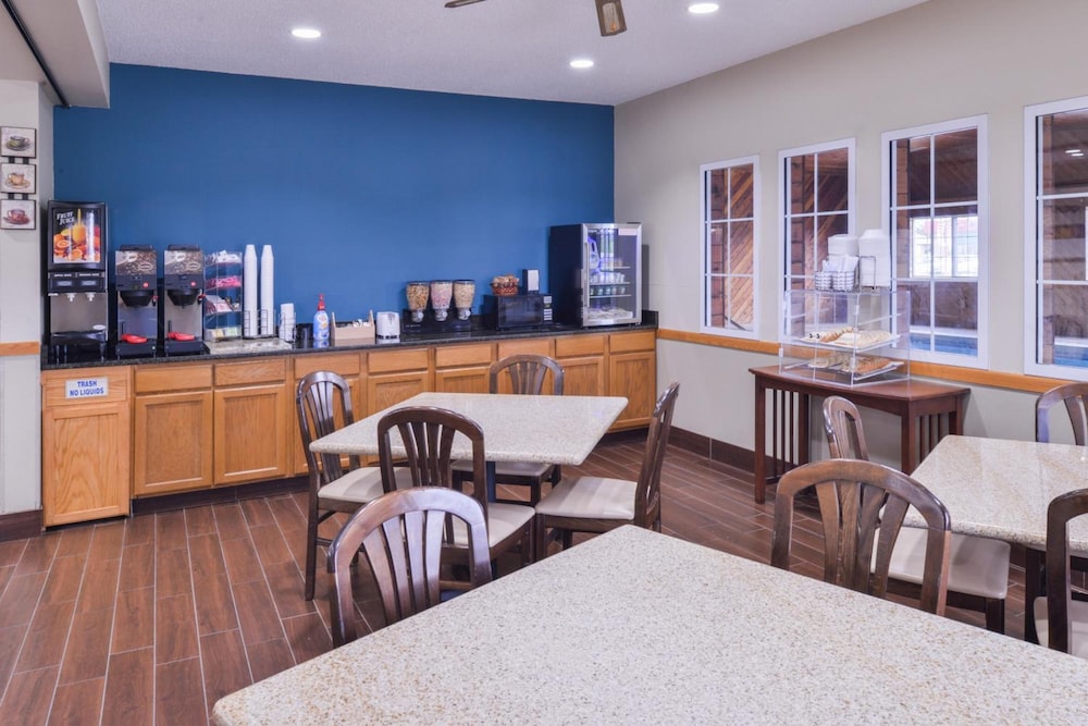Regency Inn Geneseo 17/21