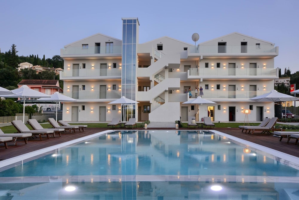 V Luxury Suites 3/50