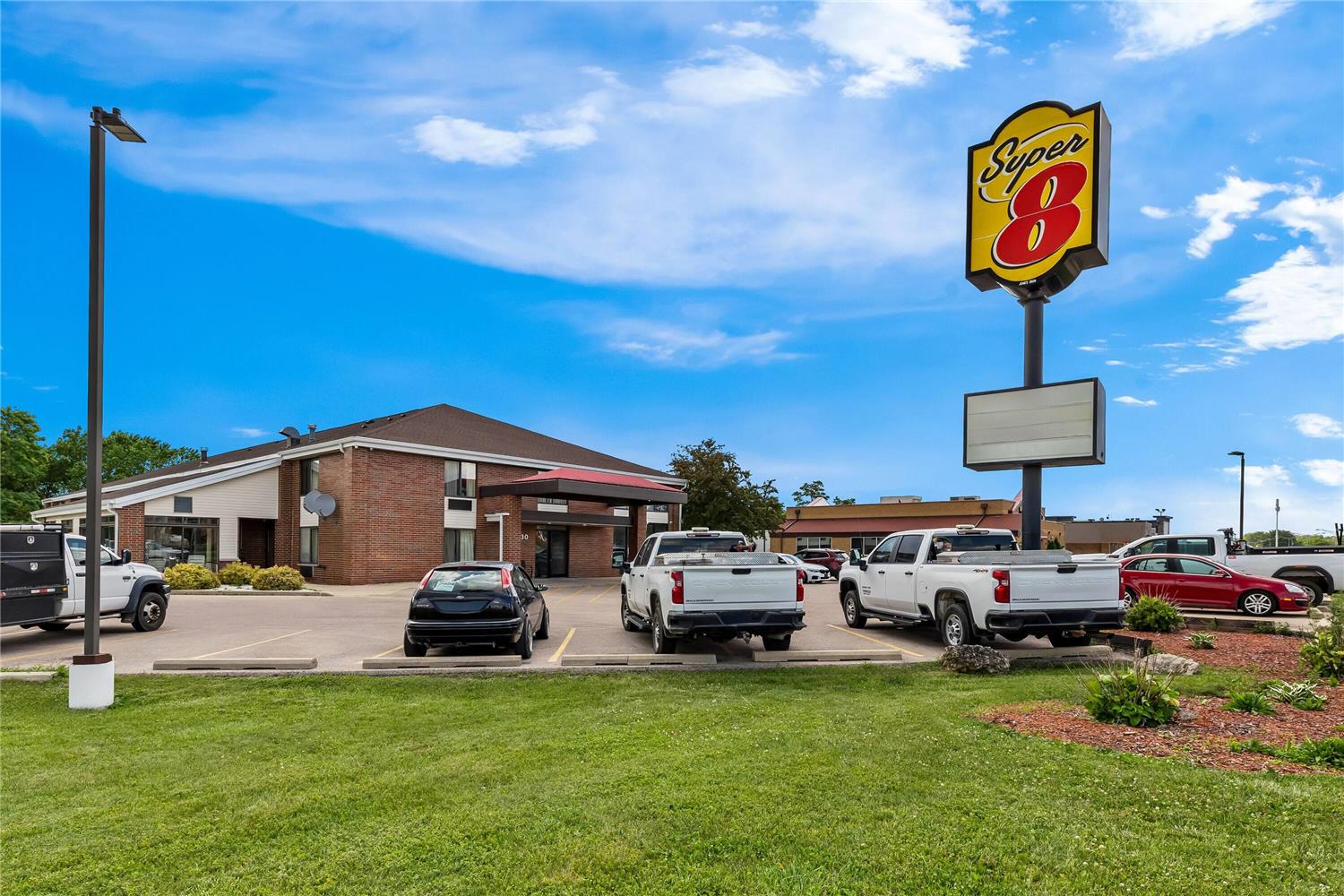 Super 8 by Wyndham Watertown WI 48/49