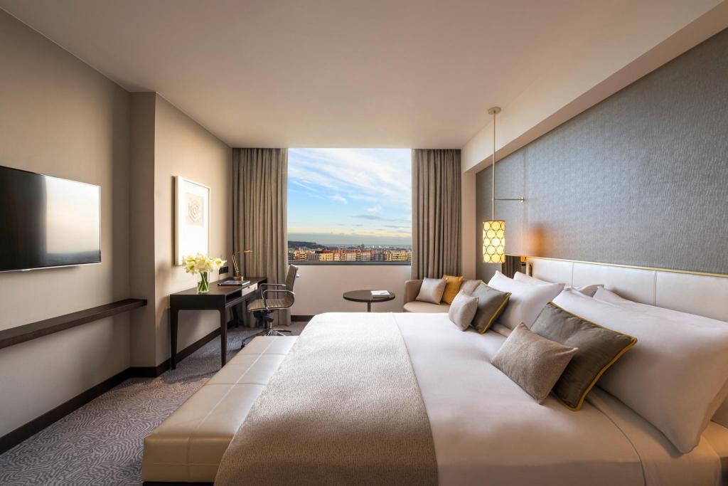 Fairmont, King Bed