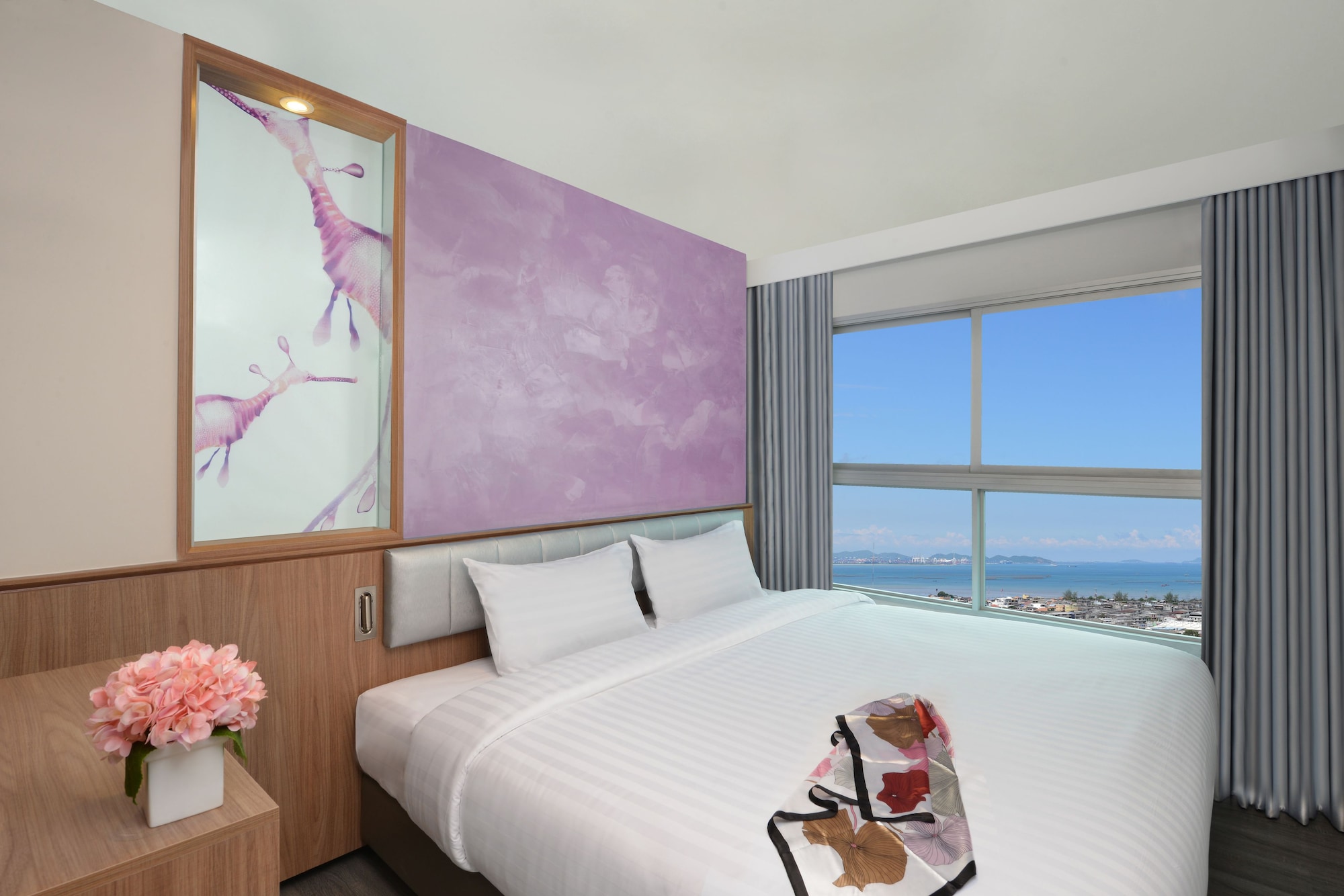 PREMIER, DELUXE, KING BED