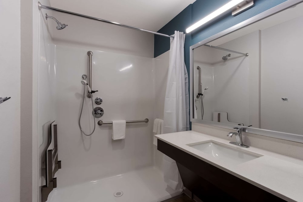 WoodSpring Suites Chandler Airport 14/17