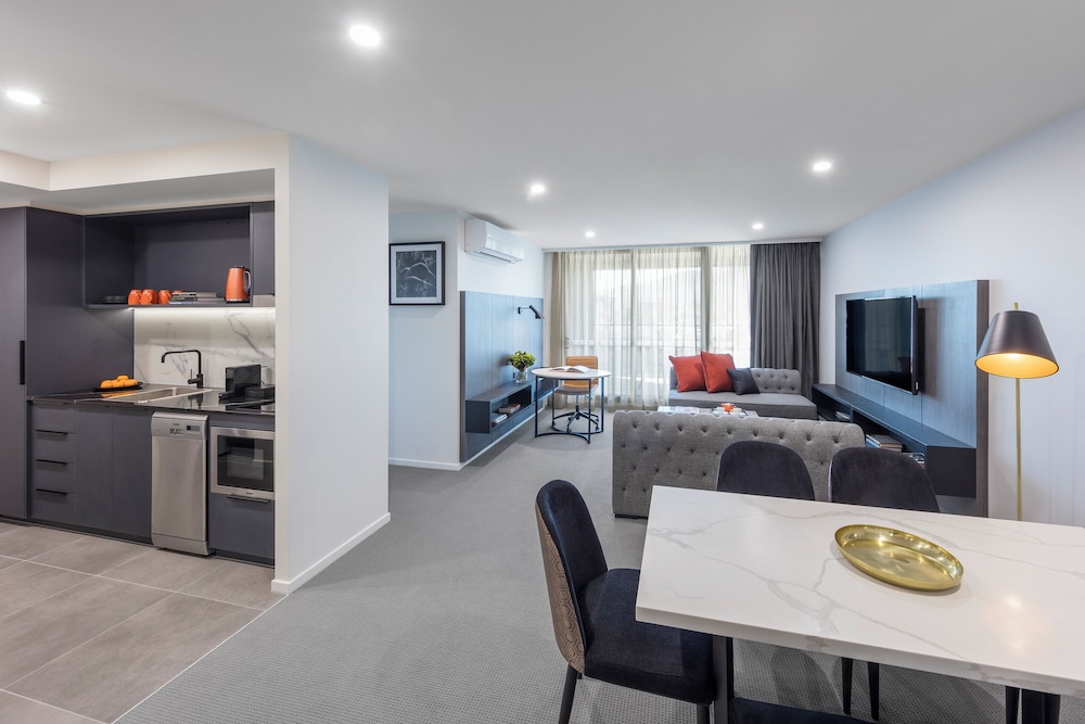 Deco Hotel Canberra 17/28