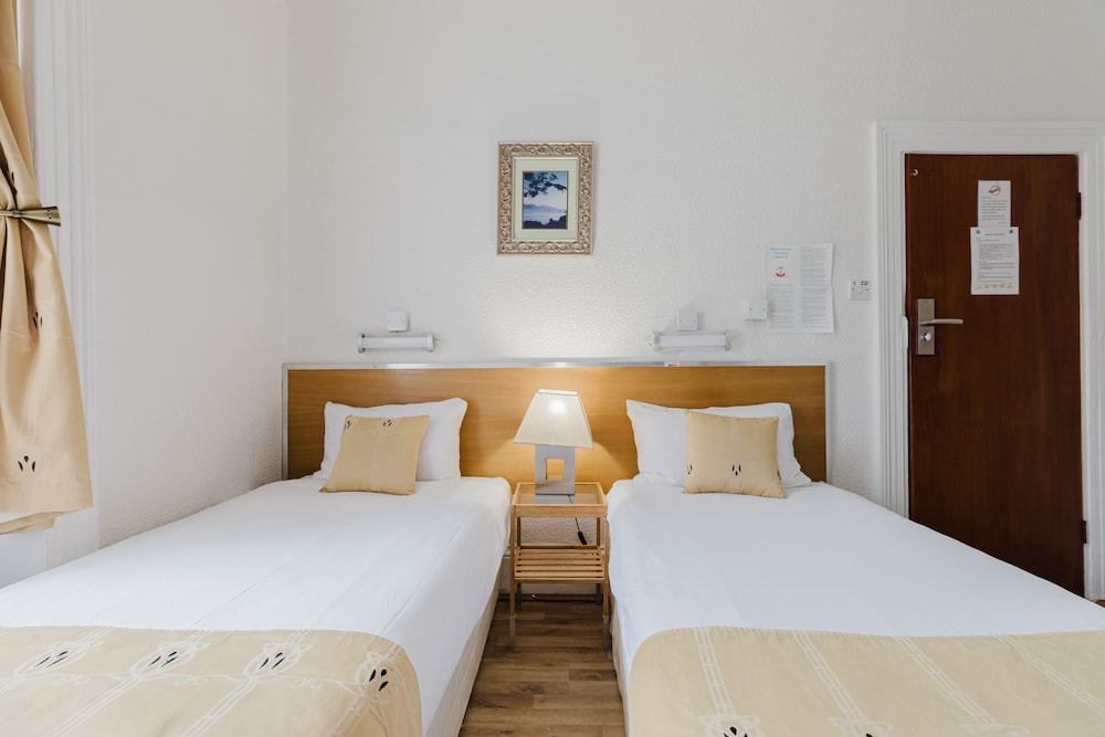 Falcon Hotel 23/50