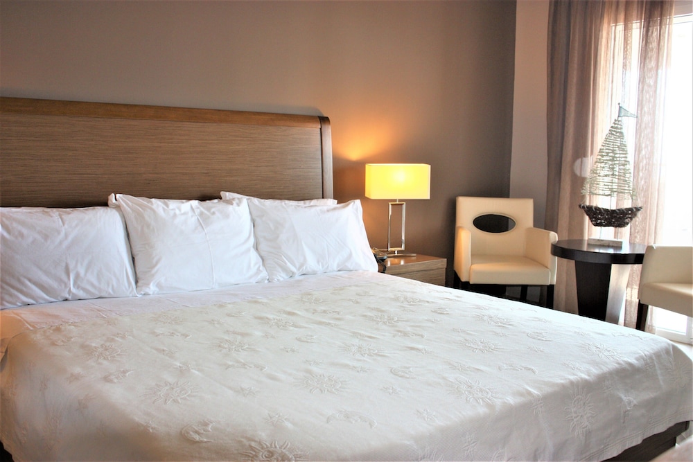 ROOM, DOUBLE BED, JETTED TUB