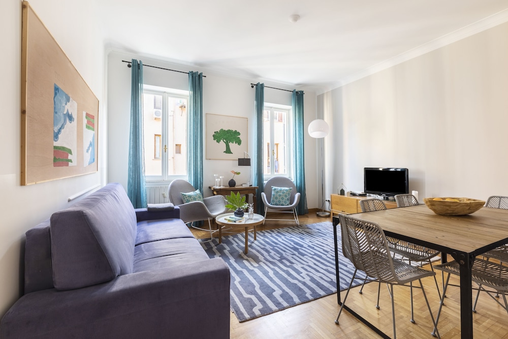 Rome Accommodation Condotti with terrace 26/50