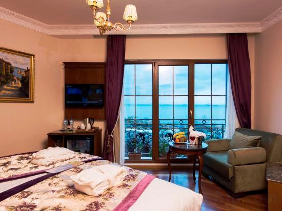 Deluxe, Suite, Queen Bed, Sea and Palace View, 2 Sofa