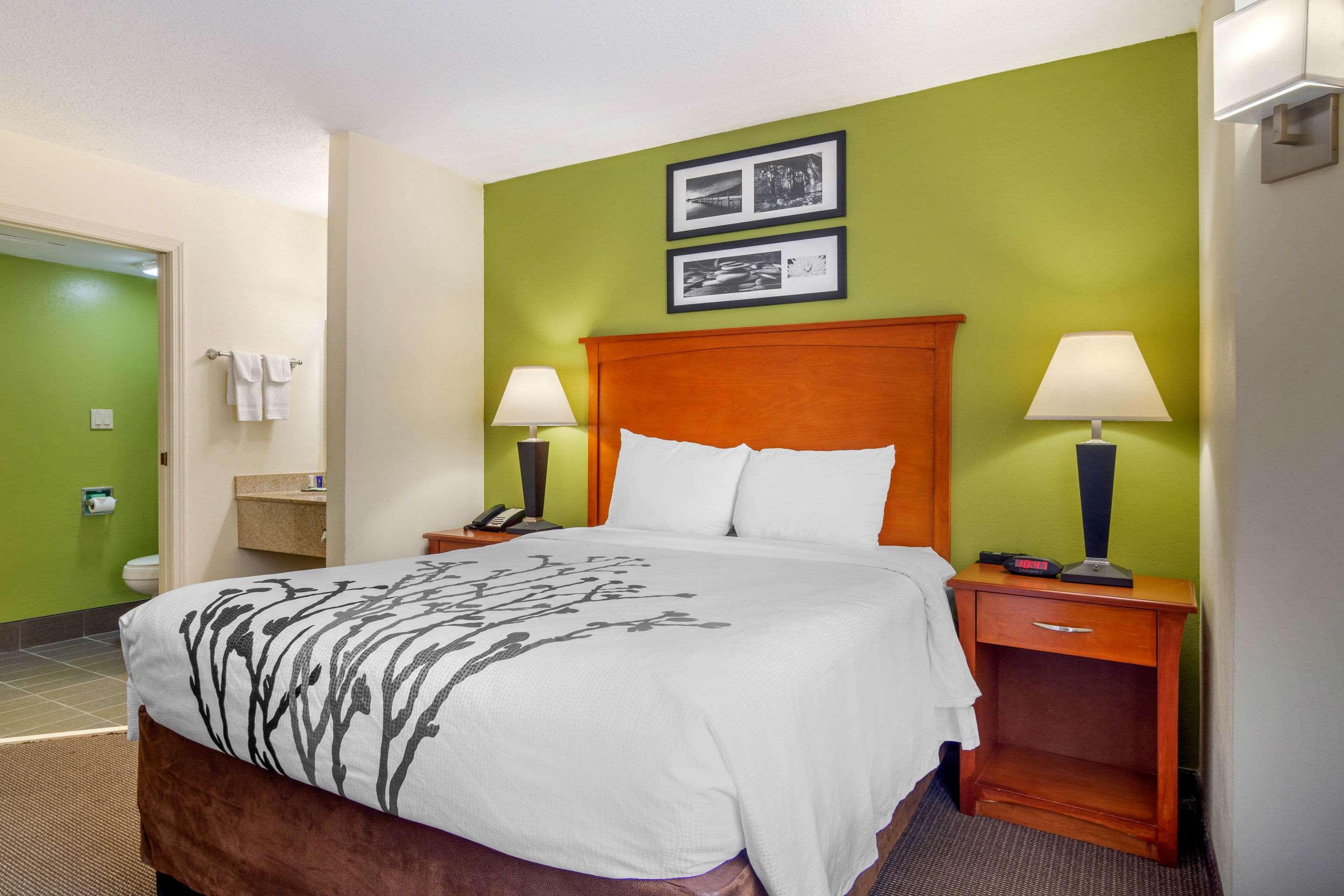 ROOM, QUEEN BED