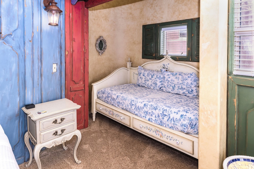 Adobe Grand Villas 24/73