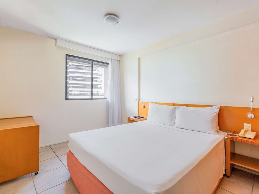 STANDARD, QUEEN BED, KITCHEN