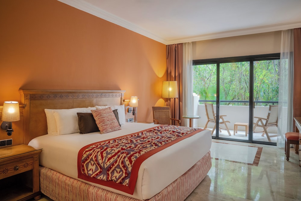 Deluxe, Single, 2 Double Beds