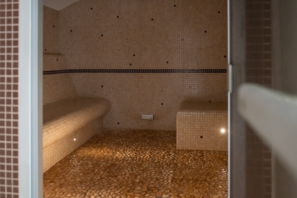Hôtel De La Fossette 15/40