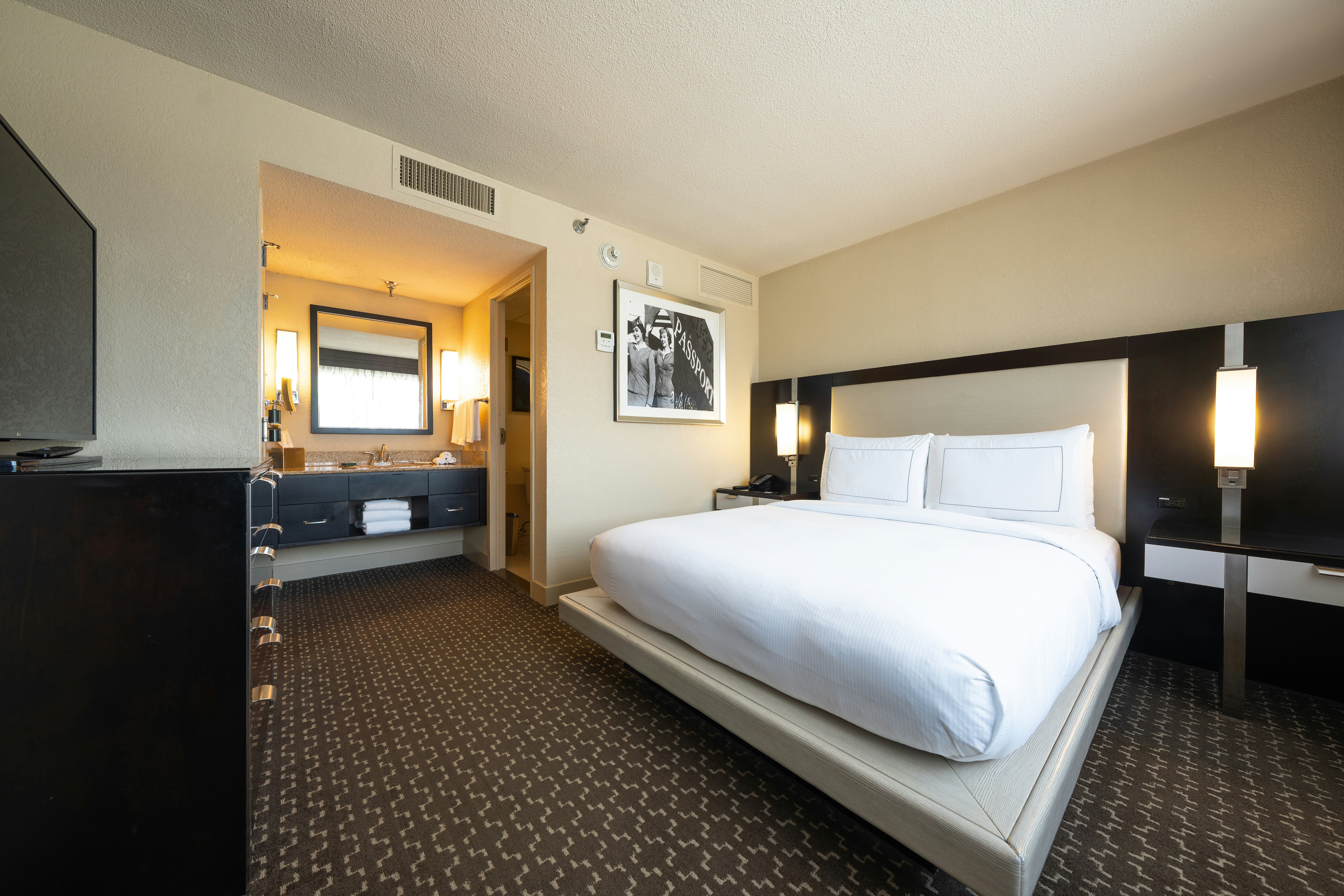 ROOM, KING BED